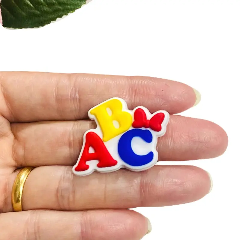 Aplique de Silicone Emborrachado Escolar ABC com Laço 2,6cm X 3,5cm