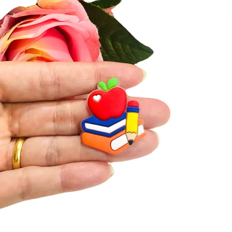 Aplique de Silicone Emborrachado Escolar Maçã Caderno e Lápis 3,1cm X 3,6cm - Maçã e Caderno
