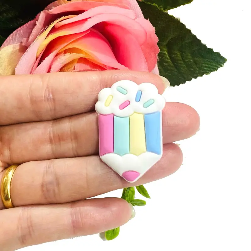 Aplique de Silicone Emborrachado Escolar Lápis Candy 2,6cm X 3,8cm