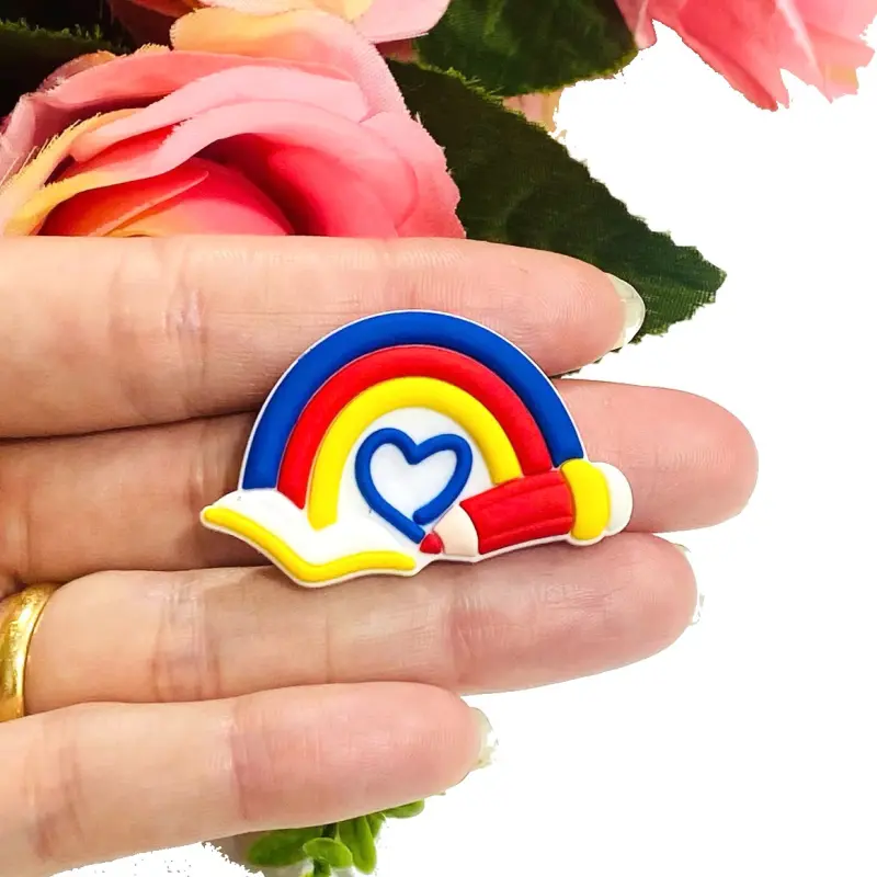 Aplique de Silicone Emborrachado Escolar Arco-Iris Coração e Lápis 2,6cm X 4,2cm - Arco-íris Escolar e Coração