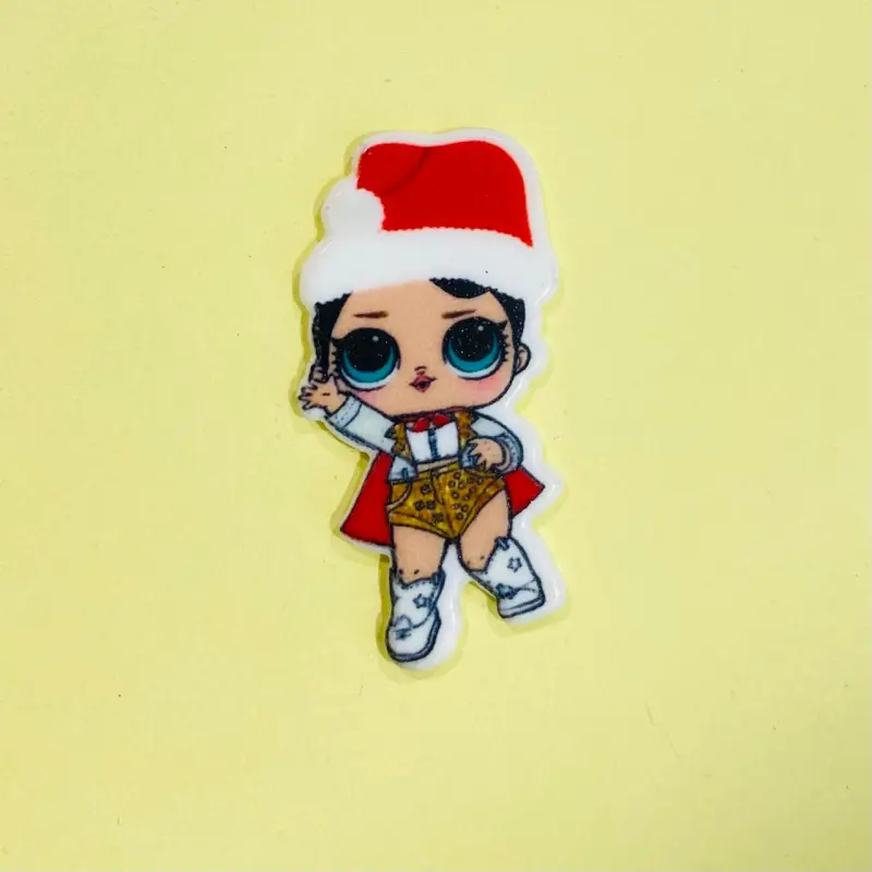 Aplique LOL em Acrílico Vermelha com chapéu de Papai Noel, para apliques em tiaras e laços Por unidade, altura 4,5 cm