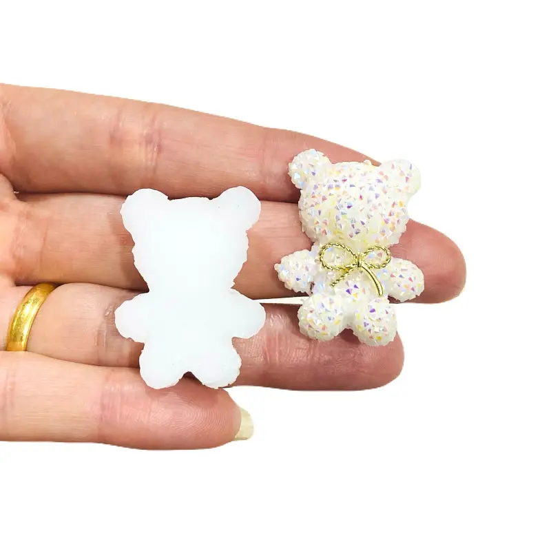 Aplique de Ursinho em Resina Branco Furta Cor de 2,5cm X3,5cm - AN1148