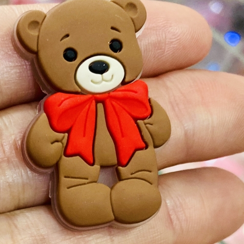Aplique em Silicone URSO MARRON  LAÇO Vermelho por Unidade de 3,5x2,5cm Ref- AF0014