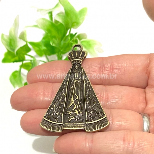 Pingente Nossa Senhora Aparecida em Zamak tamanho 58x36mm cor OURO VELHO Ref : P5836OV