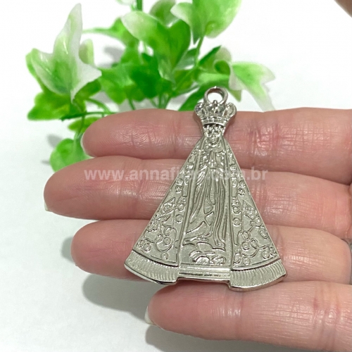 Pingente Nossa Senhora Aparecida em Zamak tamanho 58x36mm cor PRATA Ref : P5836PR