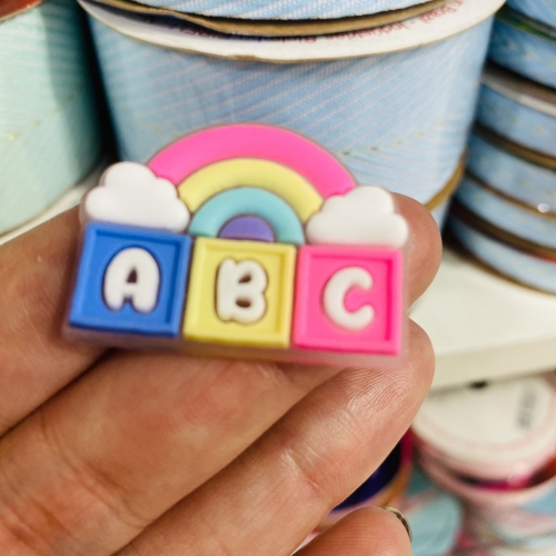 Aplique em Silicone ABC ARCO ÍRIS  3,5x2,5 cm por Unidade Ref- A3627
