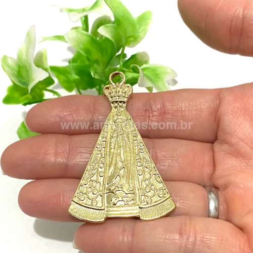 Pingente Nossa Senhora Aparecida em Zamak tamanho 58x36mm cor OURO AMARELO Ref : P5836OM