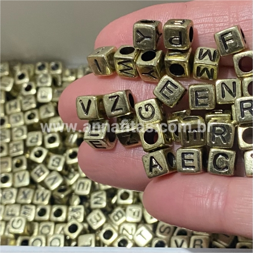 Quadrado Entremeio ABS de 6mm furo de 4mm Pacote de 50 gramas DOURADO LETRAS PRETAS  Ref: QDR104