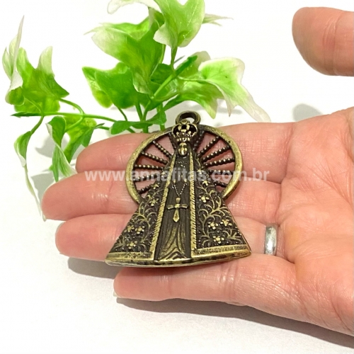 Pingente Nossa Senhora Aparecida em Zamak tamanho 65x43mm cor OURO VELHO Ref : P6543OV